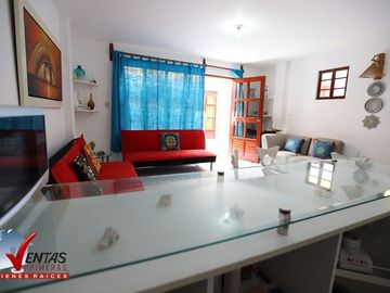 BELLO DEPARTAMENTO EN PRIMER PISO TIPO CASITA 6TA FILA, CON CONCHERA DE 1 DORMITORIO MODERNO, IMPECABLE ACOGEDOR