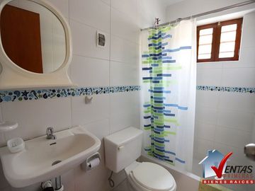 BELLO DEPARTAMENTO EN PRIMER PISO TIPO CASITA 6TA FILA, CON CONCHERA DE 1 DORMITORIO MODERNO, IMPECABLE ACOGEDOR