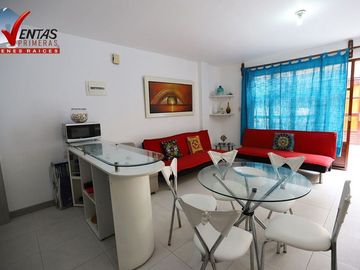 BELLO DEPARTAMENTO EN PRIMER PISO TIPO CASITA 6TA FILA, CON CONCHERA DE 1 DORMITORIO MODERNO, IMPECABLE ACOGEDOR
