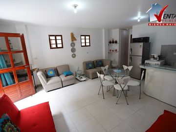 BELLO DEPARTAMENTO EN PRIMER PISO TIPO CASITA 6TA FILA, CON CONCHERA DE 1 DORMITORIO MODERNO, IMPECABLE ACOGEDOR