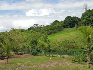 CASA DE CAMPO CON AMPLIO TERRENO EN SAN CARLOS