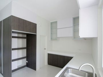 For Sale: 5 Bedroom Townhouse in Fairview Quezon City