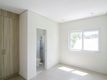 For Sale: 5 Bedroom Townhouse in Fairview Quezon City