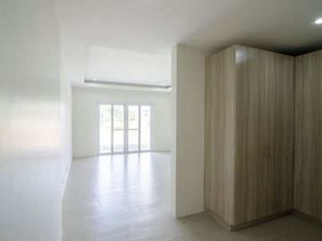 For Sale: 5 Bedroom Townhouse in Fairview Quezon City