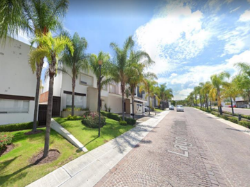 VENTA DE BONITA Y AMPLIA CASA EN CUMBRES DEL LAGO, JURIQUILLA, QUERÉTARO