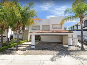 VENTA DE BONITA Y AMPLIA CASA EN CUMBRES DEL LAGO, JURIQUILLA, QUERÉTARO