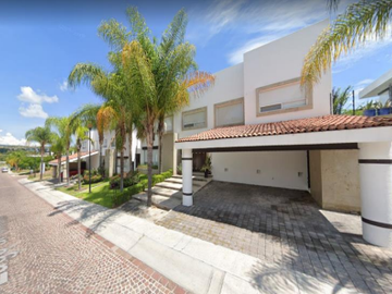 VENTA DE BONITA Y AMPLIA CASA EN CUMBRES DEL LAGO, JURIQUILLA, QUERÉTARO
