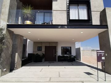 EXCELENTE RESIDENCIA AL SUR DE PACHUCA CON ROOF GARDEN