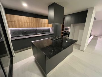 CASA EN VENTA LOMAS DE ANGELOPOLIS PARQUE VARSOVIA