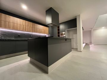 CASA EN VENTA LOMAS DE ANGELOPOLIS PARQUE VARSOVIA