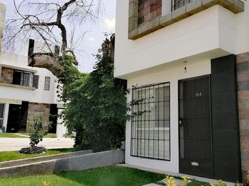 $1,977,129 Una Casa Estratégica con Alberca en Jiutepec Morelos