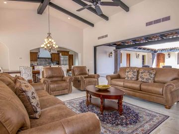 Casa vista a las montañas, alberca infinity privada, Jacuzzi, Fogata y cuarto de juegos, Pacific Ocean, Cabo San Lucas.