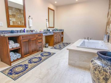 Casa vista a las montañas, alberca infinity privada, Jacuzzi, Fogata y cuarto de juegos, Pacific Ocean, Cabo San Lucas.