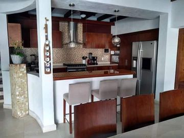 Tequesquitengo Casa en Venta a La Orilla del Lago 5 Recamaras, Alberca