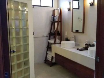 Tequesquitengo Casa en Venta a La Orilla del Lago 5 Recamaras, Alberca