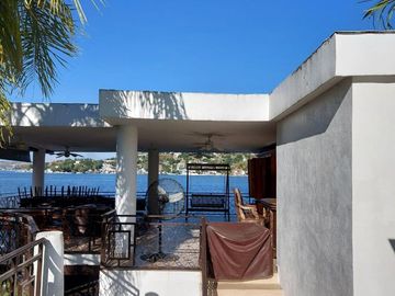 Tequesquitengo Casa en Venta a La Orilla del Lago 5 Recamaras, Alberca