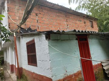VENDO CASA FINCA CON 7 CASAS POR 275 MILLONES EN BARBOSA ANTIOQUIA.