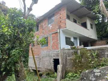 VENDO CASA FINCA CON 7 CASAS POR 275 MILLONES EN BARBOSA ANTIOQUIA.