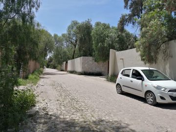 OPORTUNIDAD LUGAR DE EVENTOS CON VIÑEDO EN ZONA CAMPESTRE CERCA AL RIO LAJA EN UNA ZONA CON BASTANTE AGUA EN SAN MIGUEL DE ALLENDE,GTO