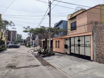 VENDO CASA OCASION 3 PISOS EN ATE,URB. ALAMEDA DE ATE 1ERA ETAPA