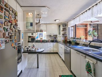Oportunidad de Venta Casa Familiar de 4 Dormitorios – Sector San Juan, Cumbayá