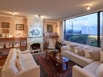 Oportunidad de Venta Casa Familiar de 4 Dormitorios – Sector San Juan, Cumbayá