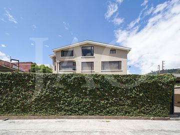 Oportunidad de Venta Casa Familiar de 4 Dormitorios – Sector San Juan, Cumbayá