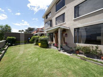 Oportunidad de Venta Casa Familiar de 4 Dormitorios – Sector San Juan, Cumbayá