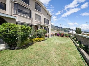 Oportunidad de Venta Casa Familiar de 4 Dormitorios – Sector San Juan, Cumbayá