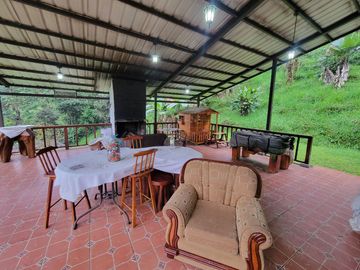 Hermosa finca de 10 Has en Nanegalito con casa de 200 m2 y río cristalino.