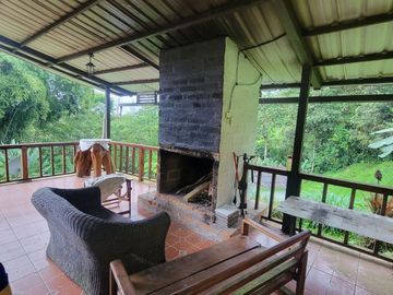 Hermosa finca de 10 Has en Nanegalito con casa de 200 m2 y río cristalino.
