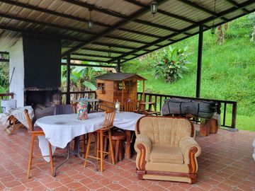 Hermosa finca de 10 Has en Nanegalito con casa de 200 m2 y río cristalino.