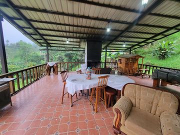Hermosa finca de 10 Has en Nanegalito con casa de 200 m2 y río cristalino.