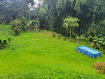 Hermosa finca de 10 Has en Nanegalito con casa de 200 m2 y río cristalino.