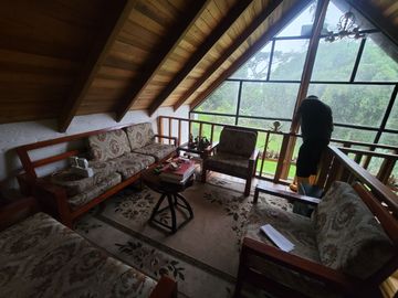 Hermosa finca de 10 Has en Nanegalito con casa de 200 m2 y río cristalino.