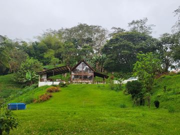 Hermosa finca de 10 Has en Nanegalito con casa de 200 m2 y río cristalino.