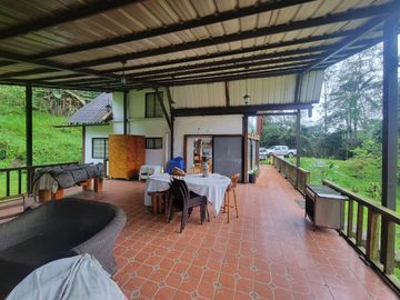 Hermosa finca de 10 Has en Nanegalito con casa de 200 m2 y río cristalino.