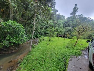 Hermosa finca de 10 Has en Nanegalito con casa de 200 m2 y río cristalino.