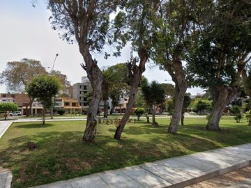 VENDO HERMOSA CASA 3 PLANTAS FRENTE A PARQUE SAN MIGUEL