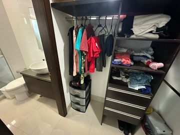 Apartamento de 3 habitaciónes con baño! Cerca Villa Country.  Pisos de marmol. Edificio con Piscina