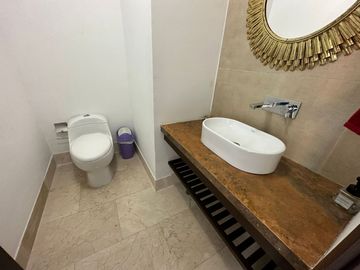Apartamento de 3 habitaciónes con baño! Cerca Villa Country.  Pisos de marmol. Edificio con Piscina