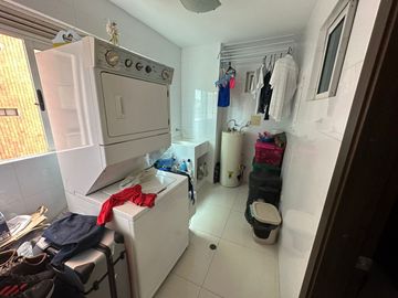 Apartamento de 3 habitaciónes con baño! Cerca Villa Country.  Pisos de marmol. Edificio con Piscina