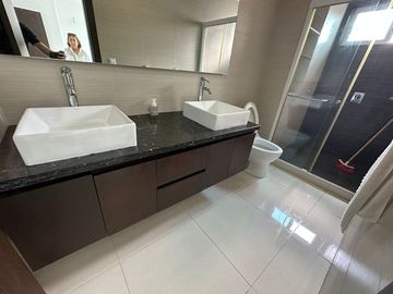 Apartamento de 3 habitaciónes con baño! Cerca Villa Country.  Pisos de marmol. Edificio con Piscina