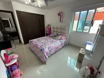 Apartamento de 3 habitaciónes con baño! Cerca Villa Country.  Pisos de marmol. Edificio con Piscina