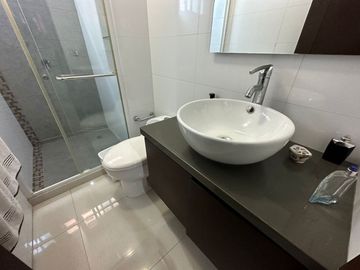 Apartamento de 3 habitaciónes con baño! Cerca Villa Country.  Pisos de marmol. Edificio con Piscina