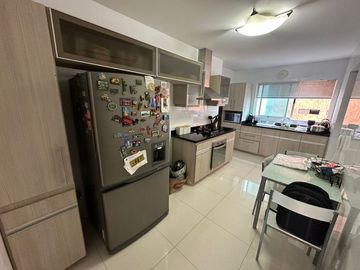 Apartamento de 3 habitaciónes con baño! Cerca Villa Country.  Pisos de marmol. Edificio con Piscina
