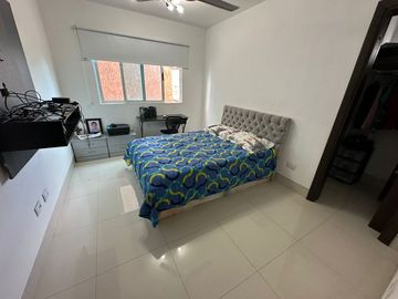 Apartamento de 3 habitaciónes con baño! Cerca Villa Country.  Pisos de marmol. Edificio con Piscina