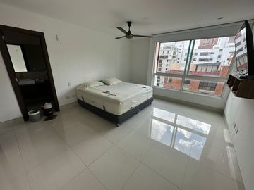 Apartamento de 3 habitaciónes con baño! Cerca Villa Country.  Pisos de marmol. Edificio con Piscina