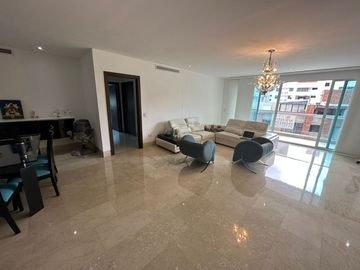 Apartamento de 3 habitaciónes con baño! Cerca Villa Country.  Pisos de marmol. Edificio con Piscina