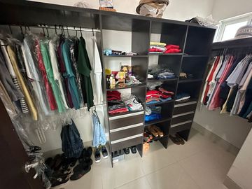 Apartamento de 3 habitaciónes con baño! Cerca Villa Country.  Pisos de marmol. Edificio con Piscina